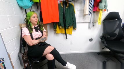 Colegiala Sumisa Bajo El Escritorio